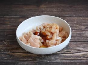 鸡肉片里放入1g的白胡椒粉、1勺的料酒、1g的盐、1小勺的生抽、1勺的蚝油、1勺的淀粉。