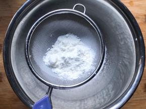 盆中筛入低筋面粉和玉米淀粉，
