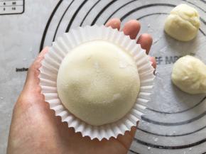 翻面放入纸杯中，就完成了