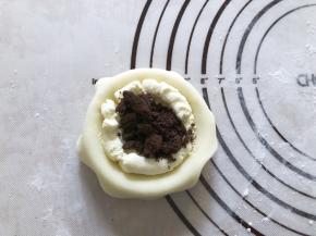 挤上一层奶油，舀上一勺奥利奥饼干碎