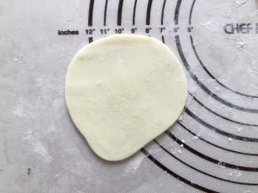 雪媚娘皮擀成薄片