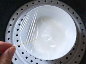 包上保鲜膜，用牙签叉几个洞，放入锅中大火蒸20分钟