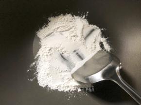 趁放冰箱的时间炒点糯米粉，炒至微黄即可，当手粉用