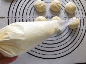 将奶油装入裱花袋