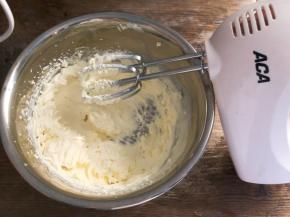 淡奶油加糖打发至奶油坚挺