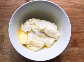 蒸好以后趁热加入黄油，揉均匀，