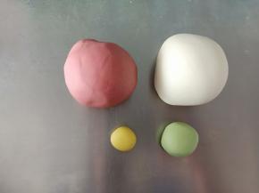 揉90克红色面团，5克黄色面团，绿色的可以不用揉，本来要做叶子的但后来没用上，剩余一个白面团备用