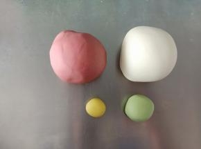 揉90克红色面团，5克黄色面团，绿色的可以不用揉，本来要做叶子的但后来没用上，剩余一个白面团备用
