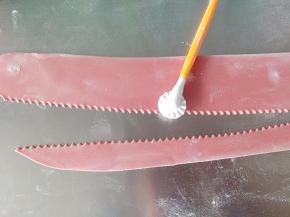 用图中的这个翻糖工具把它割开，这样边缘就成波纹的了