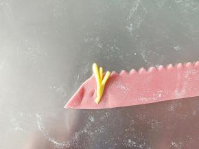 如图放红色面片边缘