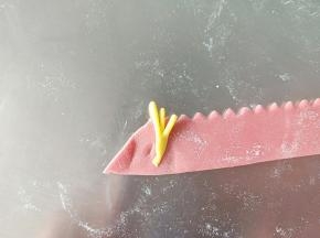 如图放红色面片边缘