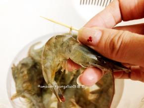 用牙签从虾头或者虾尾开始的倒数第二节横穿过去，然后轻轻的往外挑，然后虾肠就能很轻松的拉出来啦
