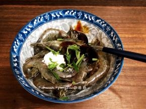 把生抽，蚝油，盐，意大利风味调料，还有迷迭香都放入碗中