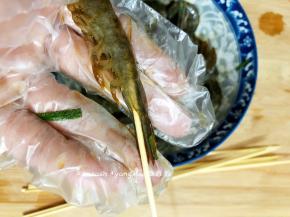 然后用竹签从虾的尾部开始，用竹签串好