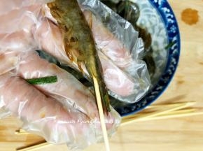 然后用竹签从虾的尾部开始，用竹签串好