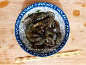 腌制好的虾从冰箱中取出来，竹签用水泡一下