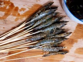 然后把虾逐一全部串好