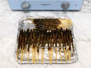 把串好的虾都摆放在烤盘中