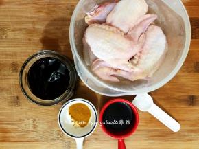 鸡翅洗干净，沥干水分，用牙签在鸡翅上扎出小孔，这样腌制的时候入味更快些，准备好蚝油，生抽，盐，咖喱粉