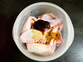 把所准备好的调料都倒入鸡翅中，戴上一次性手套，把鸡翅抓均匀