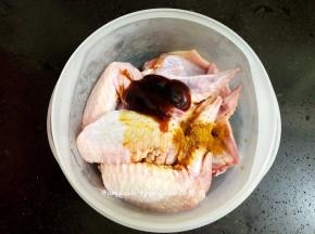 把所准备好的调料都倒入鸡翅中，戴上一次性手套，把鸡翅抓均匀