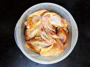 搅拌均匀，腌制半小时左右（如果时间充足可用保鲜膜封好，然后放进冰箱冷藏腌制2小时，腌制时间够，就更入味更好吃）