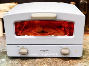 烤盘铺上锡纸，把腌制好的鸡翅摆放在烤盘上，送进烤箱230度烤15分钟，腌制鸡翅的碗中有腌料汁留着备用