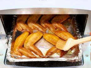 烤了15分钟，把烤箱拿出来，用刷子刷上腌料汁，鸡翅两都刷上，然后再次送进烤箱230度15分钟即可