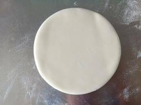 白色面团擀薄，大约厚1cm ，修圆一些