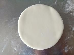白色面团擀薄，大约厚1cm ，修圆一些