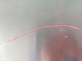 剩余红色面团搓细长条