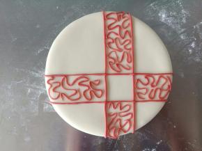 如图所示粘到白色面团上面