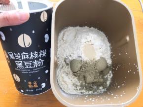 将全部材料放入面包机中，和面10分钟