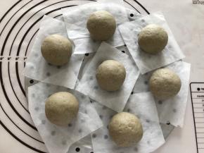 将面团拿出排气，分成均等的12等份，揉圆，垫油纸放入蒸格中，放入锅中，盖上盖子静置20分钟，冷水上锅，大火，煮至水沸腾，关中小火，蒸12到15分钟左右，蒸好以后，不要开盖，焖3分钟再出锅