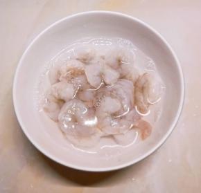虾仁挑出虾线  清洗干净备用