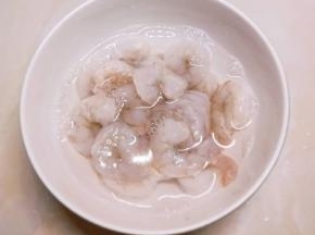 虾仁挑出虾线  清洗干净备用