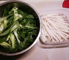 油菜清洗干净 白玉菇去根清洗 油菜心做本菜品  其余部分留作它用