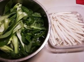 油菜清洗干净 白玉菇去根清洗 油菜心做本菜品  其余部分留作它用