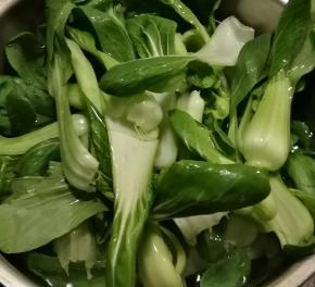 开水汆烫油菜 水中加入1克盐和几滴食用油汆烫熟  快速捞出备用