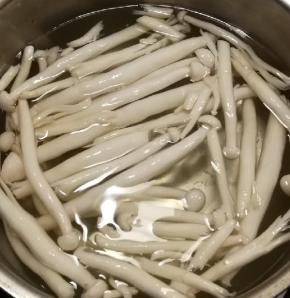 白玉菇焯水后捞出