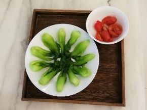 油菜心整齐码放盘中 圣女果对半切开