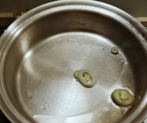 炒锅加入食用油 爆香葱花