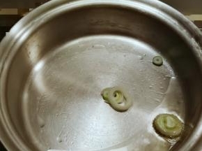 炒锅加入食用油 爆香葱花