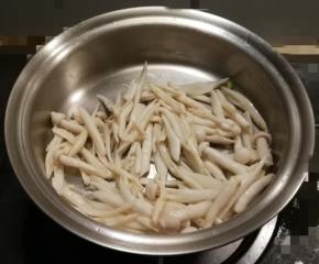 放入白玉菇翻炒