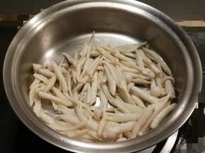 放入白玉菇翻炒