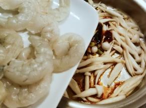放入虾仁翻炒入味