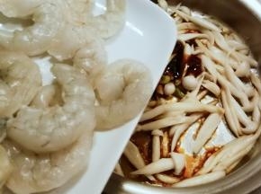 放入虾仁翻炒入味