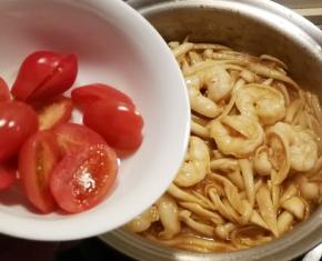 待虾仁稍稍有点变色 慢慢卷缩成球状后放入圣女果