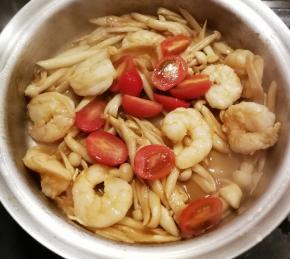 加入盐调整味道 翻拌均匀关火出锅