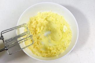 先用电动打蛋器搅几下，然后搅打至略微蓬松，颜色偏白。